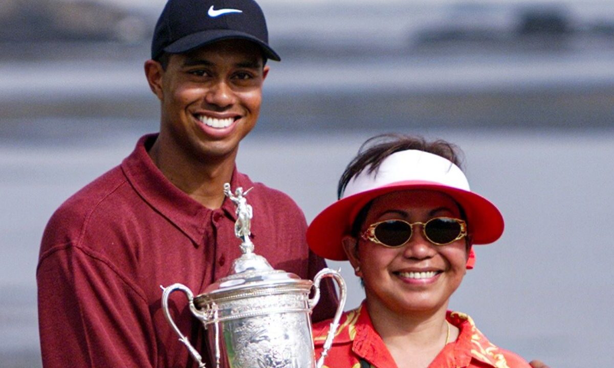 El golfista Tiger Woods y su madre, Kultida Woods.