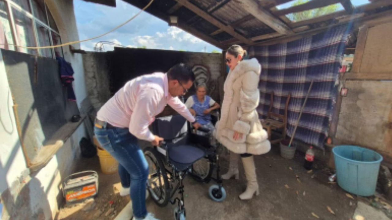 Andrea Rodríguez Rodríguez, esposa del alcalde morenista, Julio Arreola Vázquez, recorrió las colonias y comunidades más marginadas del municipio portando vestimenta lujosa 