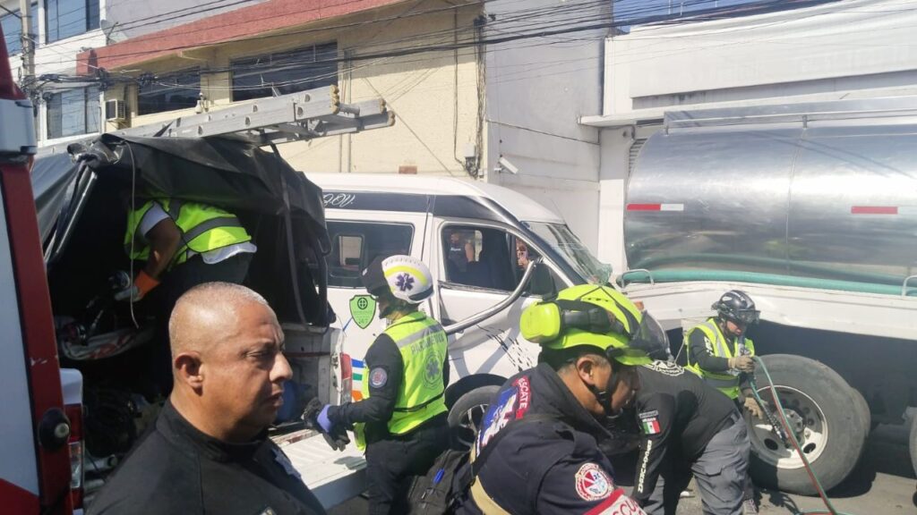 Choque de combi contra pipa deja 8 lesionados en Ecatepec