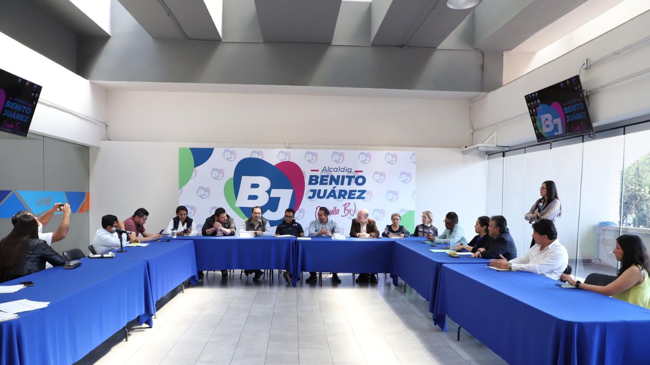 Mesa de trabajo con vecinos de la alcaldía Benito Juárez para acuerdos sobre cableado en la demarcación. 