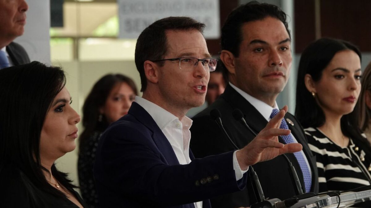 El senador Ricardo Anaya consideró como una "mala práctica" la promesa del SNTE de afiliar a 2 millones de sus agremiados a Morena.