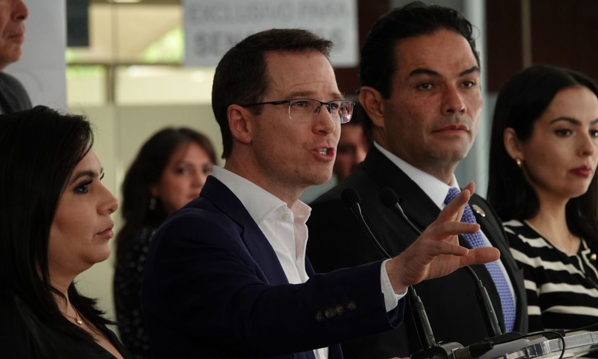 El senador Ricardo Anaya consideró como una "mala práctica" la promesa del SNTE de afiliar a 2 millones de sus agremiados a Morena.