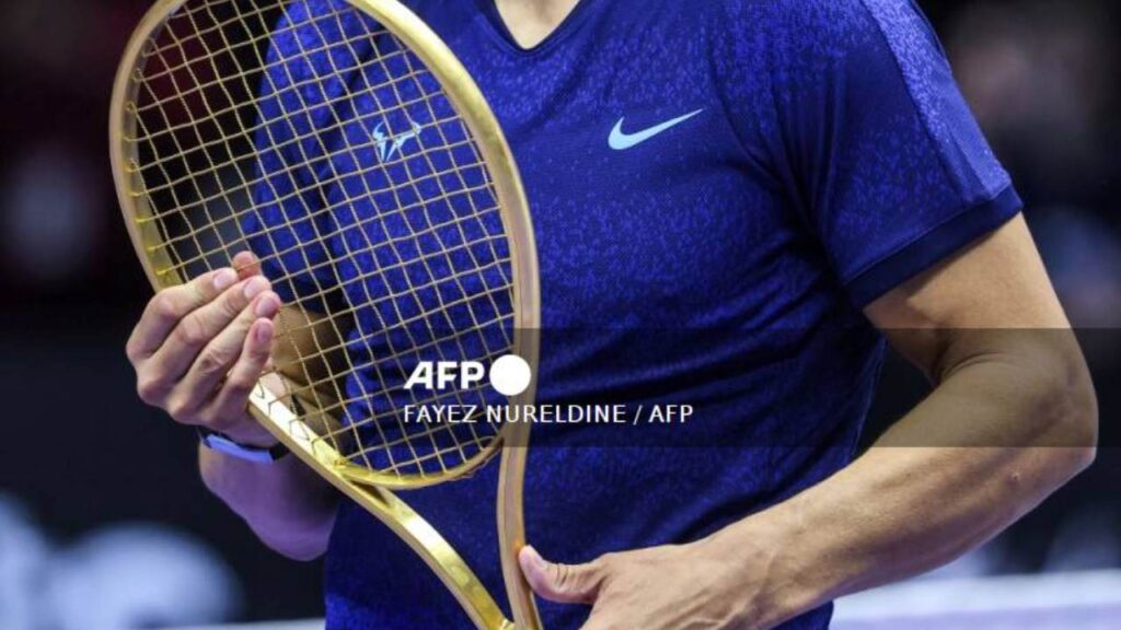 16 años de experiencia, Alfredo Olivares brinda como encordador en torneos profesionales de tenis.