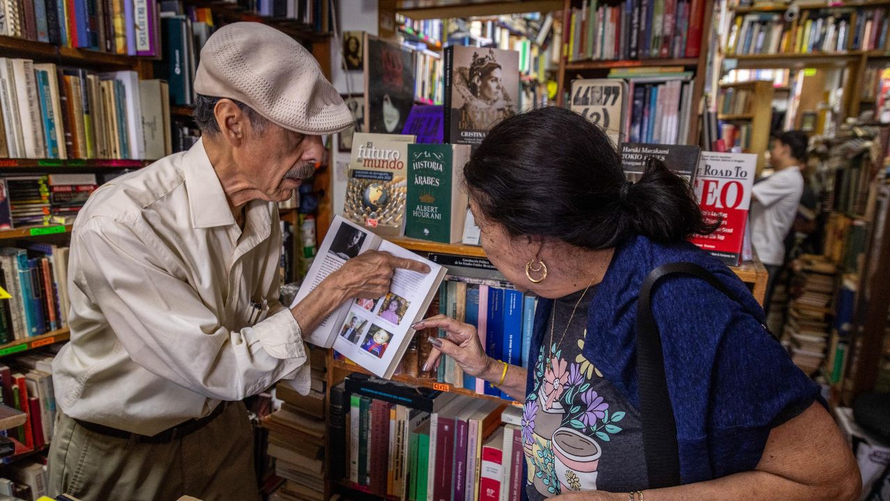 "Los libros lo buscan a uno": José Luis, quien atiende la "Antigua Librería"