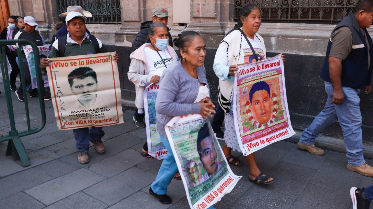 Padres de los normalistas desaparecidos de Ayotzinapa se reunirán con Claudia Sheinbaum. 