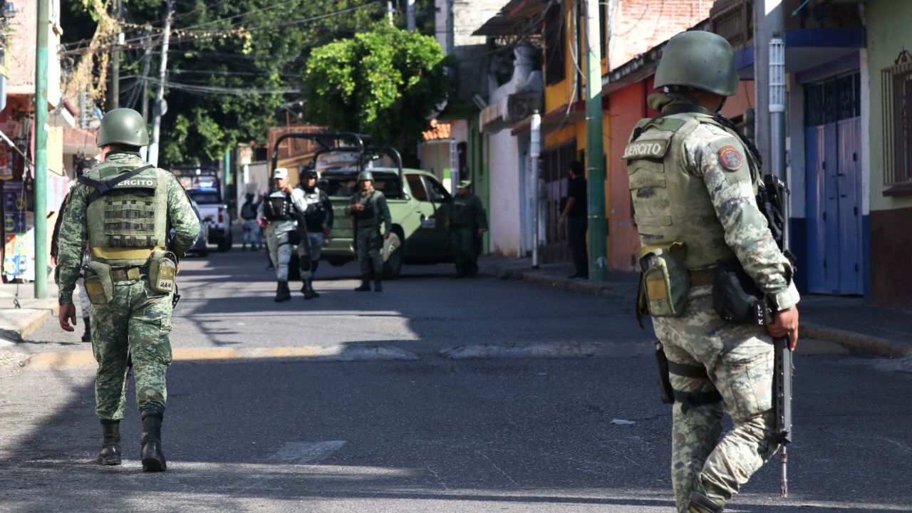 Presencia del Ejército Mexicano en operativo de inmueble en Iztapalapa para asegurar un vehículo robado.