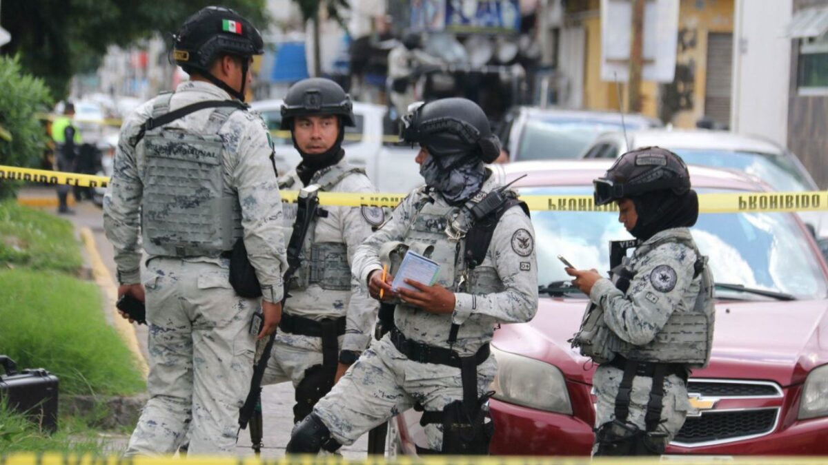 Presencia de la Guardia Nacional en operativo de inmueble en Iztapalapa para asegurar un vehículo robado.