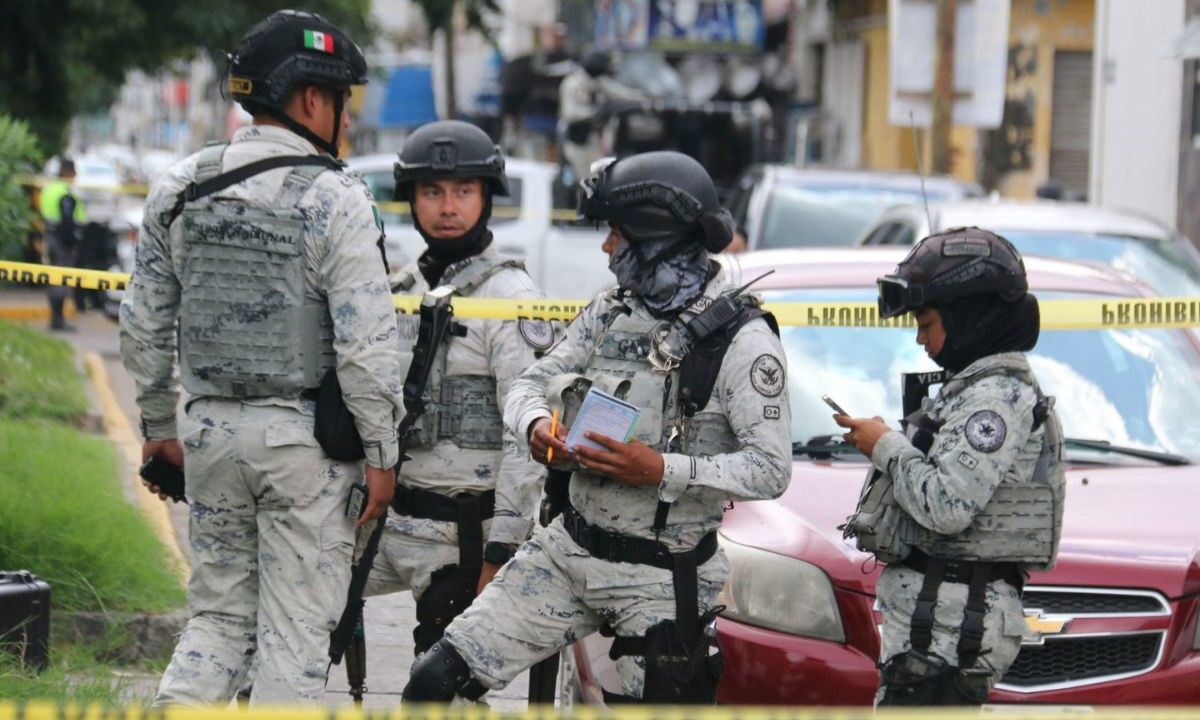 Presencia de la Guardia Nacional en operativo de inmueble en Iztapalapa para asegurar un vehículo robado.