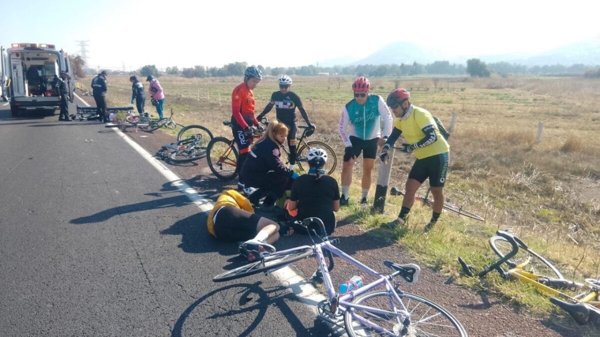 Automovilista arrolla a ciclistas en Acolman