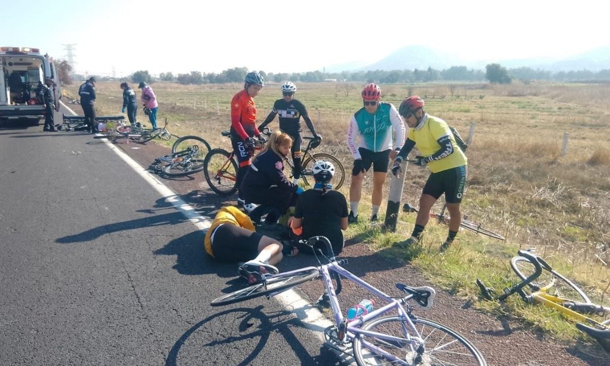 Automovilista arrolla a ciclistas en Acolman