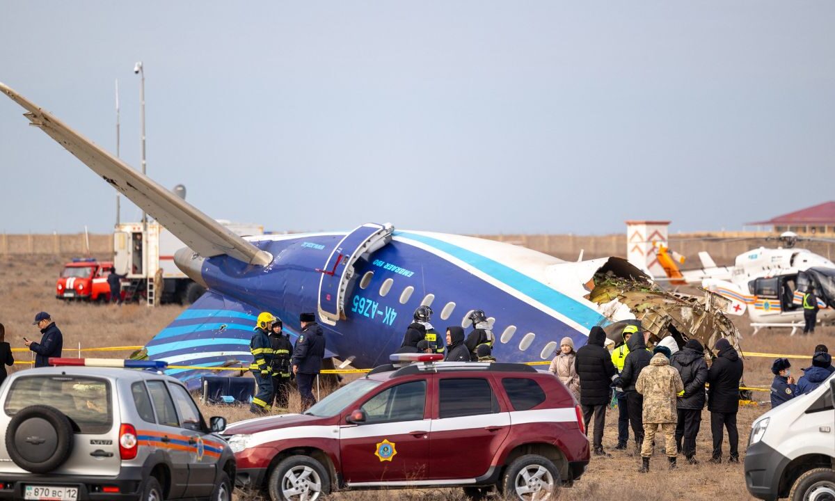 El vuelo de Azerbaijan Airlines, que se estrelló en diciembre en Kazajistán y dejó 38 muertos, probablemente haya sido dañado por "objetos externos", afirmaron este martes las autoridades.