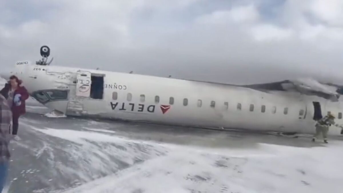 Un avión de pasajeros se estrella y vuelca en el Aeropuerto de Toronto, Canadá, informaron autoridades; no se reportan víctimas.