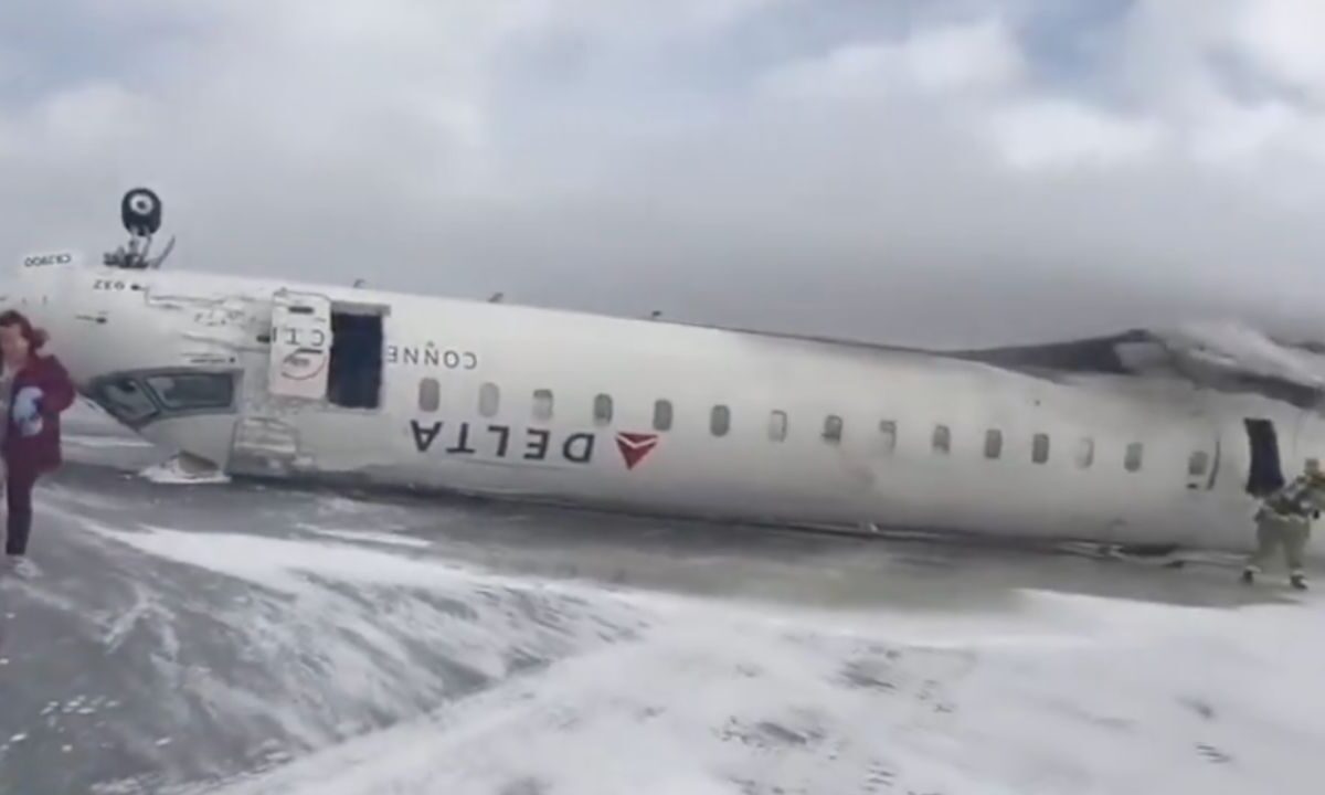 Un avión de pasajeros se estrella y vuelca en el Aeropuerto de Toronto, Canadá, informaron autoridades; no se reportan víctimas.