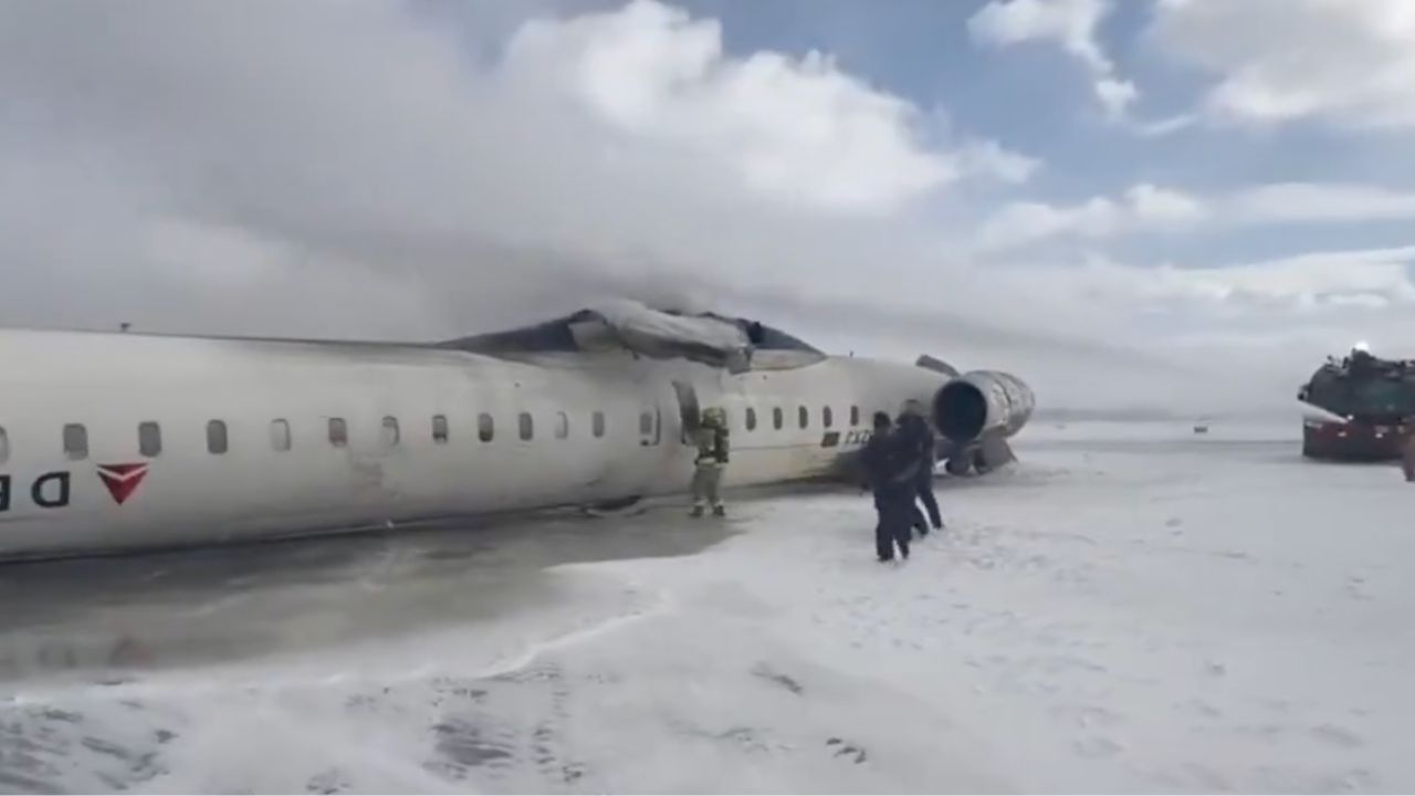 Un avión de pasajeros se estrella y vuelca en el Aeropuerto de Toronto, Canadá, informaron autoridades; no se reportan víctimas.