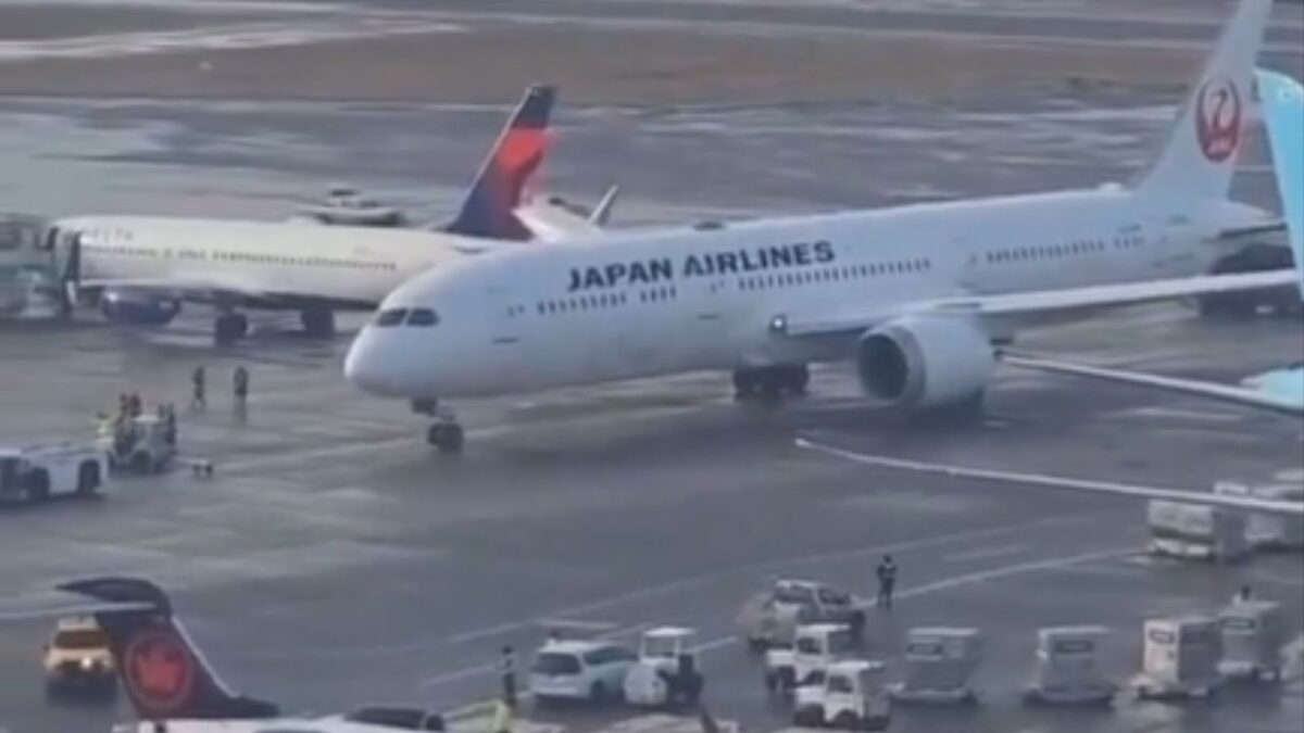 Un avión de Japan Airlines impactó con la cola de una aeronave de Delta Air Lines en Seattle.