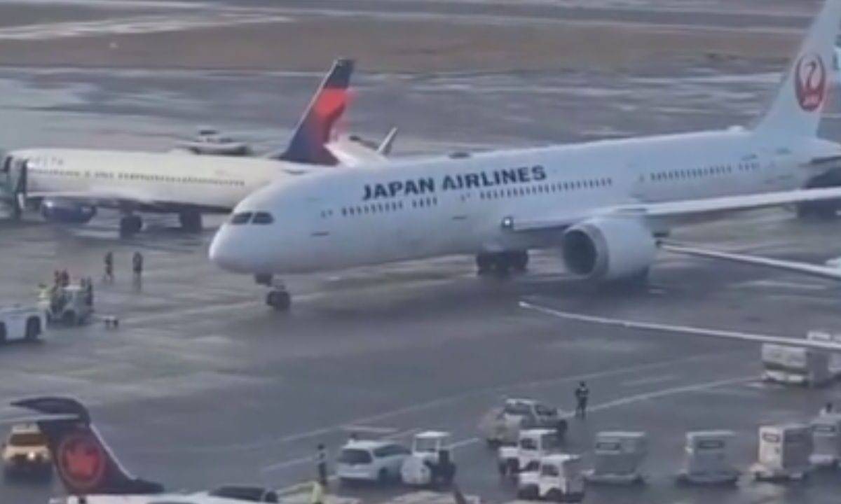 Un avión de Japan Airlines impactó con la cola de una aeronave de Delta Air Lines en Seattle.