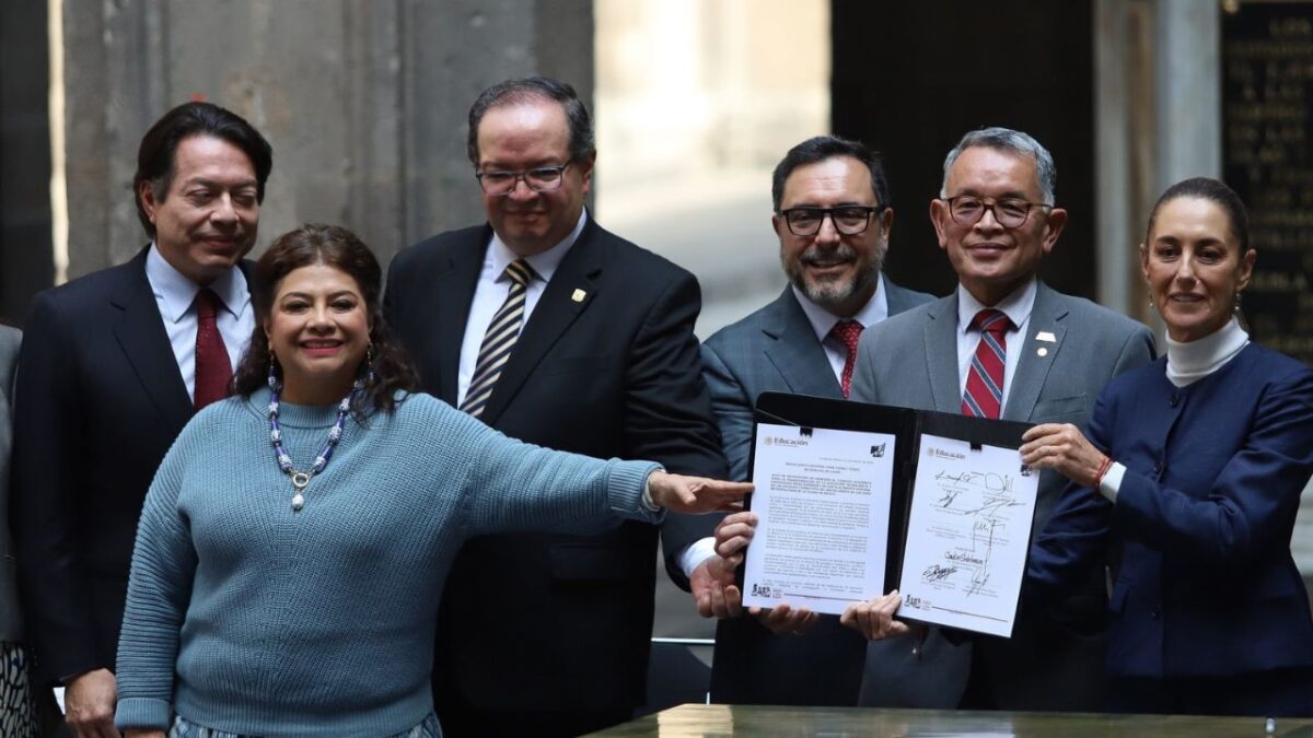 Claudia Sheinbaum, presidenta de México, en compañía de los rectores de la UNAM, IPN, UAM y el Tecnológico del Estado de México, firmaron el acuerdo para dar inicio al programa Bachillerato Nacional.