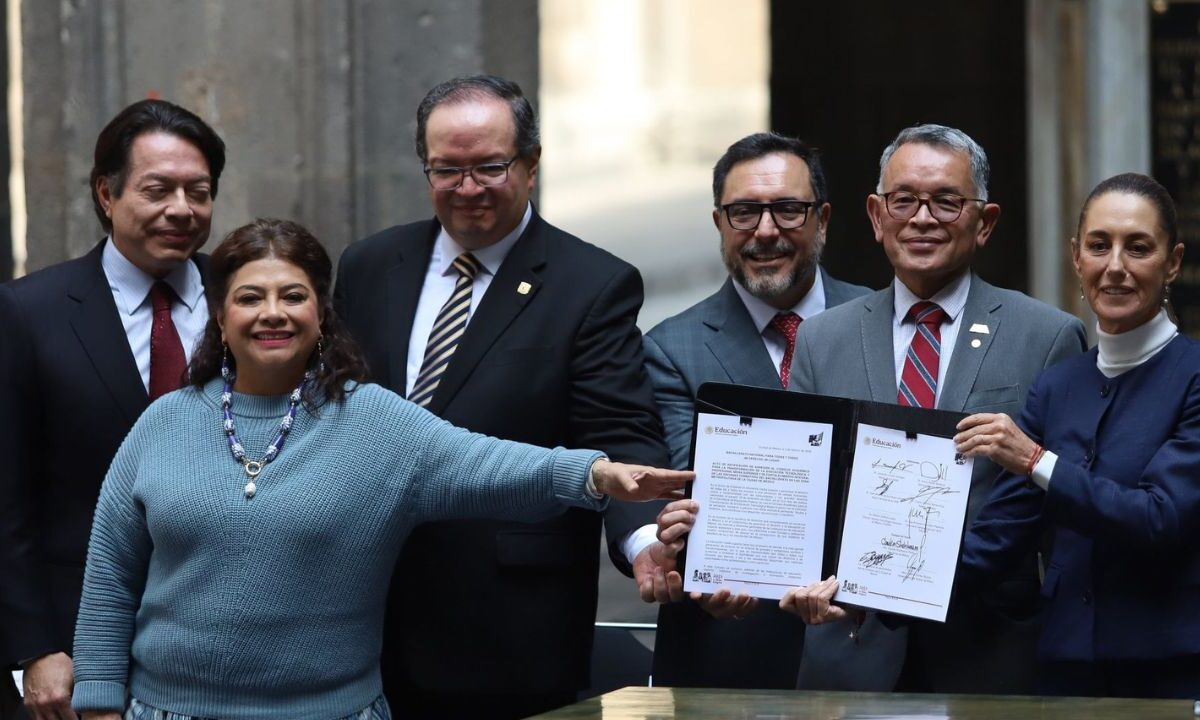 Claudia Sheinbaum, presidenta de México, en compañía de los rectores de la UNAM, IPN, UAM y el Tecnológico del Estado de México, firmaron el acuerdo para dar inicio al programa Bachillerato Nacional.