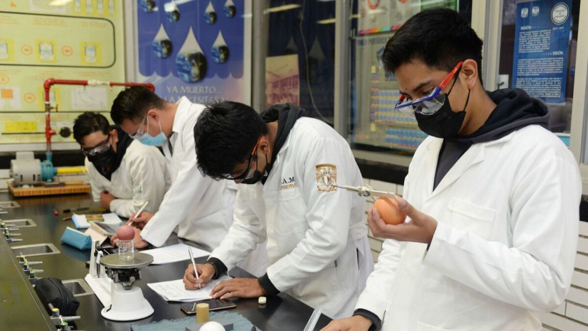 Estudiantes universitarios de la UNAM en su primer dia de clases