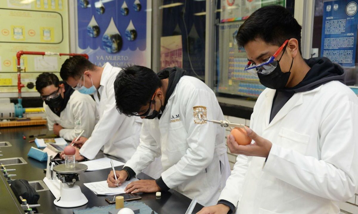 Estudiantes universitarios de la UNAM en su primer dia de clases