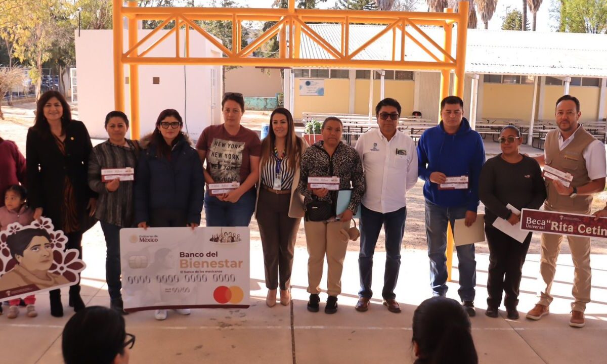 Entrega de tarjetas de la Beca Rita Cetina en escuelas secundarias públicas.