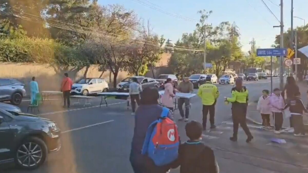 Padres cierran la avenida México-Tacuba, en protesta por el desalojo ilegal del Instituto Pascual Borgia