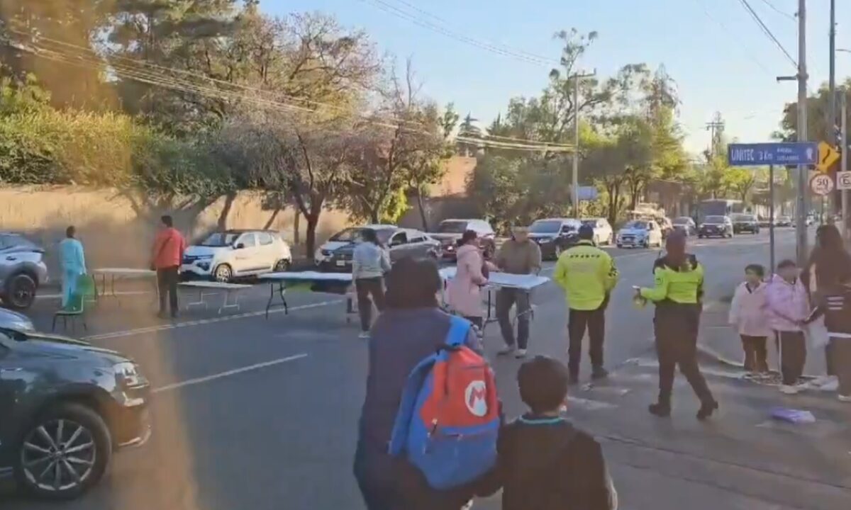 Padres cierran la avenida México-Tacuba, en protesta por el desalojo ilegal del Instituto Pascual Borgia