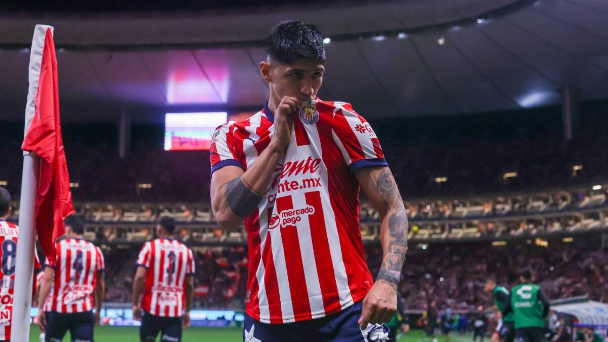 Alan Pulido marcó una de las anotaciones con las cuales Chivas se impuso en casa ante los Xolos de Tijuana.