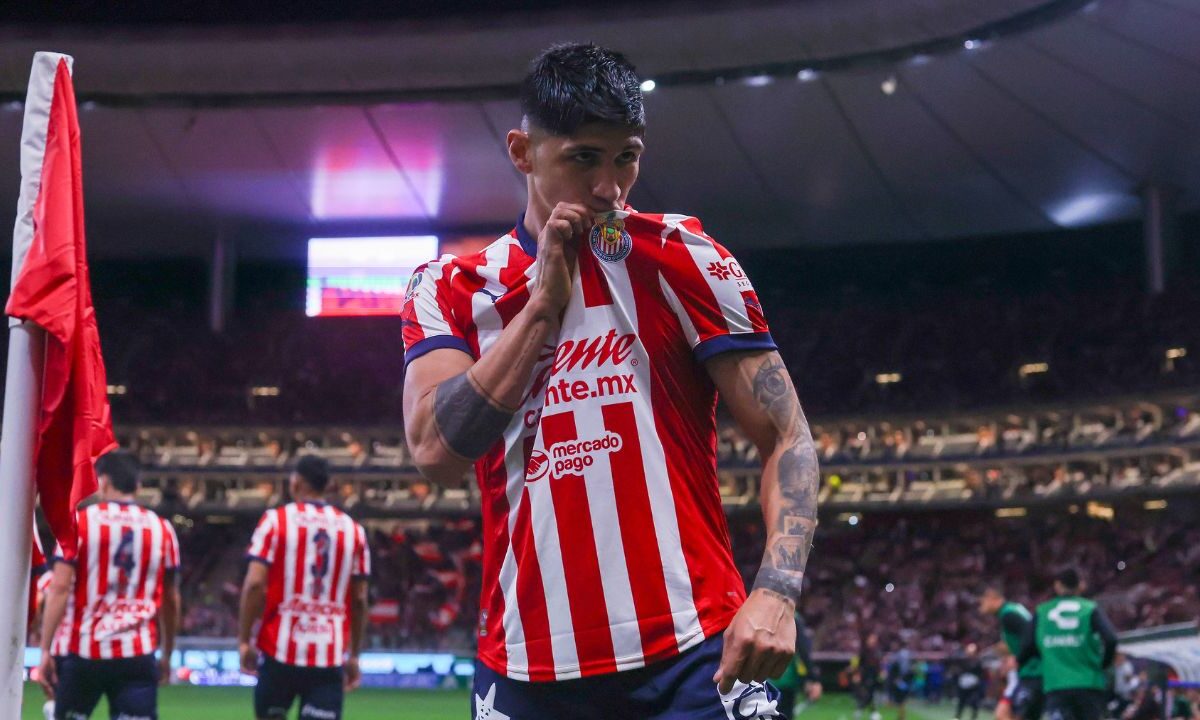 Alan Pulido marcó una de las anotaciones con las cuales Chivas se impuso en casa ante los Xolos de Tijuana.