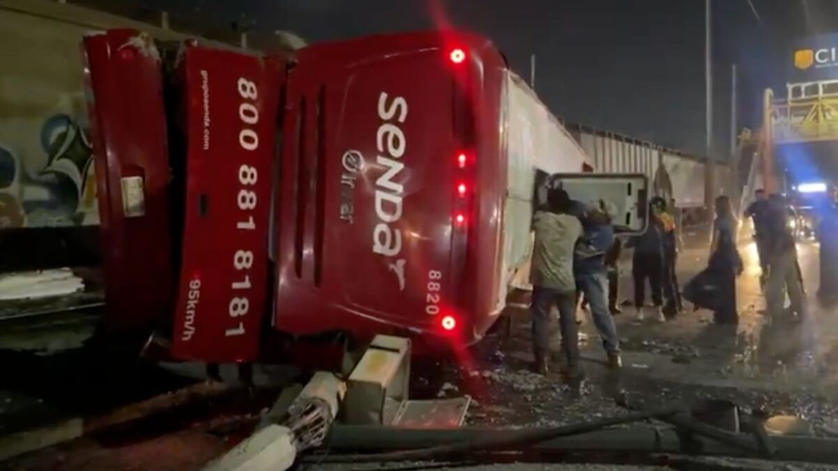 La colisión entre un tren y un autobús de pasajeros de Grupo Senda en Nuevo León, dejó un saldo de 26 heridos y una persona fallecida.