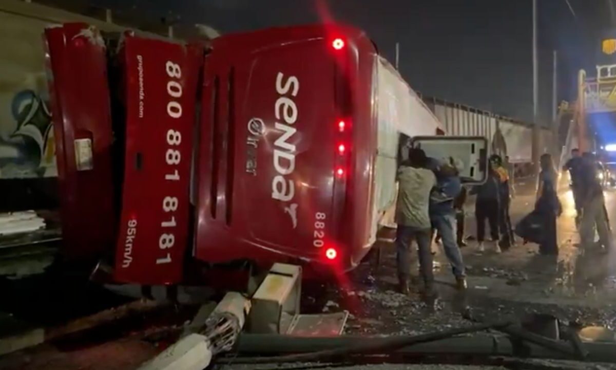 La colisión entre un tren y un autobús de pasajeros de Grupo Senda en Nuevo León, dejó un saldo de 26 heridos y una persona fallecida.