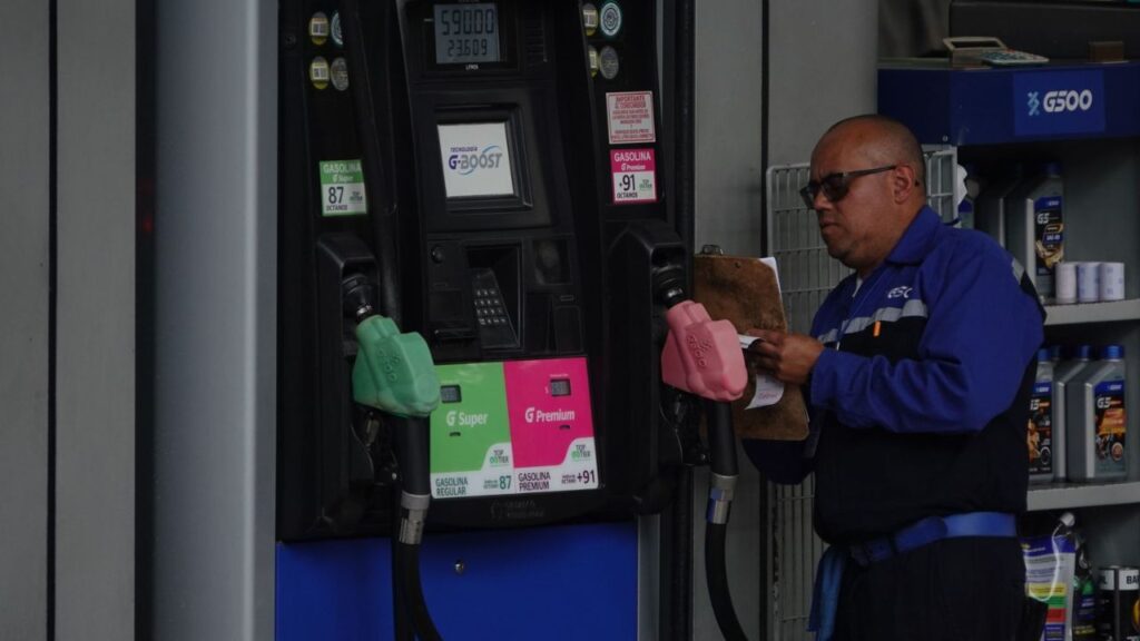 El 94% de estaciones vende gasolina regular por menos de $24. Noticias en tiempo real