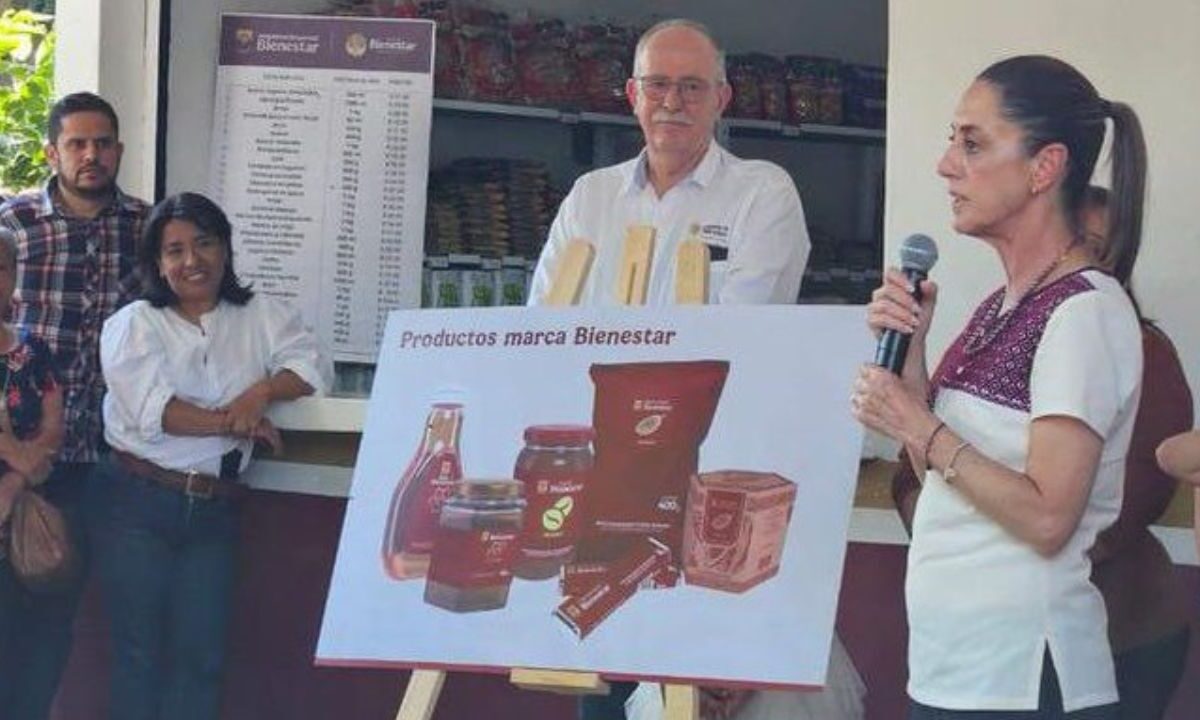 Claudia Sheinbaum en un sucursal de Tiendas Bienestar, lugar en donde se venderán los Chocolates del Bienestar,