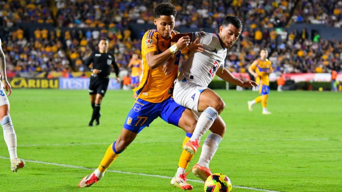 El Club Tigres se impuso ante La Máquina del Cruz Azul con un marcador de 2 a 1, como visitante en el Estadio Universitario.