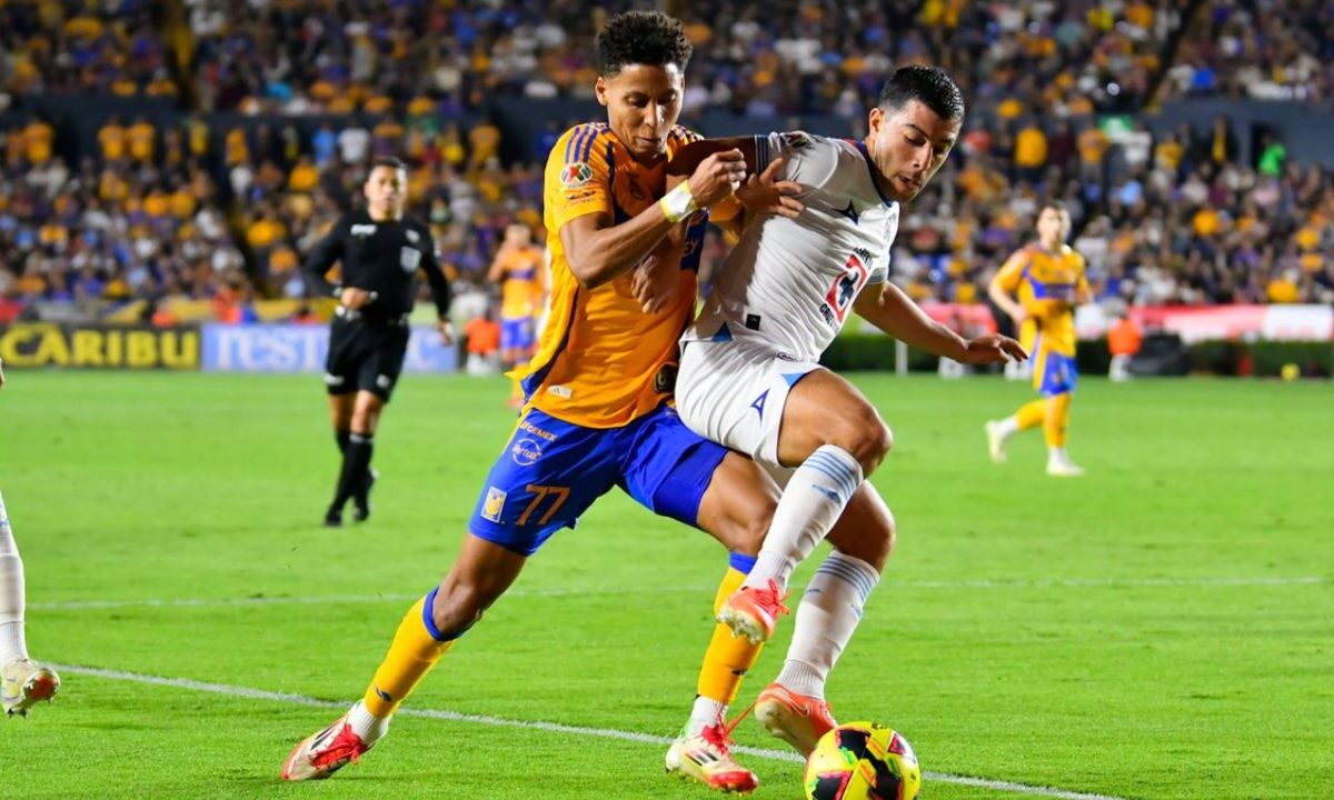 El Club Tigres se impuso ante La Máquina del Cruz Azul con un marcador de 2 a 1, como visitante en el Estadio Universitario.