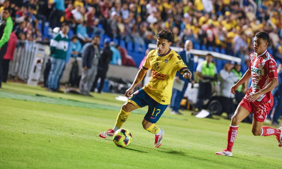 Necaxa vence contundentemente a un América que no encontró precisión durante el partido en el Estadio Ciudad de los Deportes.