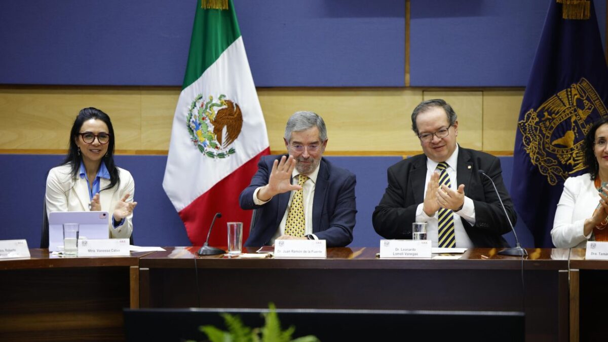 Juan Ramón de la Fuente, Canciller mexicano, y Leonardo Lomelí, rector de la UNAM.