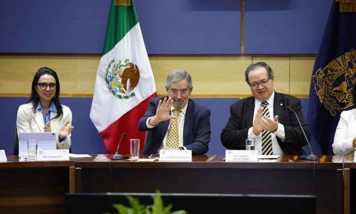 Juan Ramón de la Fuente, Canciller mexicano, y Leonardo Lomelí, rector de la UNAM.