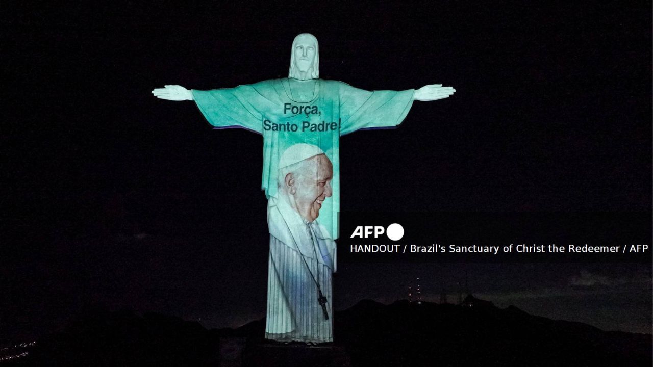 El Cristo Redentor se iluminó la noche del jueves con el rostro del Papa Francisco y palabras de apoyo en diversas lenguas.