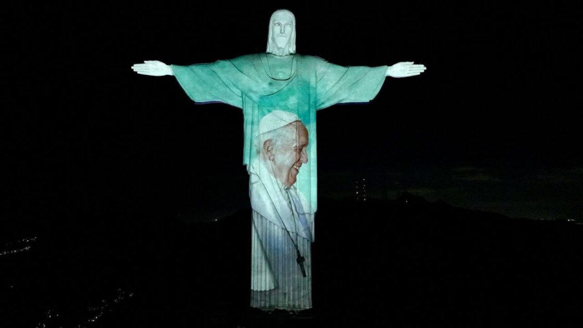 El Cristo Redentor se iluminó la noche del jueves con el rostro del Papa Francisco y palabras de apoyo en diversas lenguas.