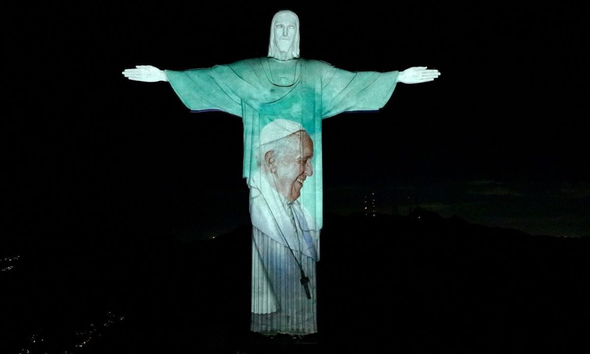 El Cristo Redentor se iluminó la noche del jueves con el rostro del Papa Francisco y palabras de apoyo en diversas lenguas.