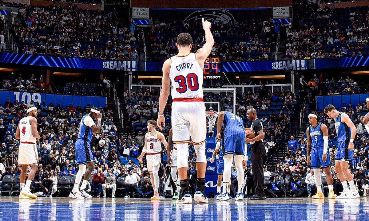 Con una gran actuación de Curry, los Golden State Warriors se impusieron 121-115 en su visita a los Orlando Magic este jueves en la NBA.