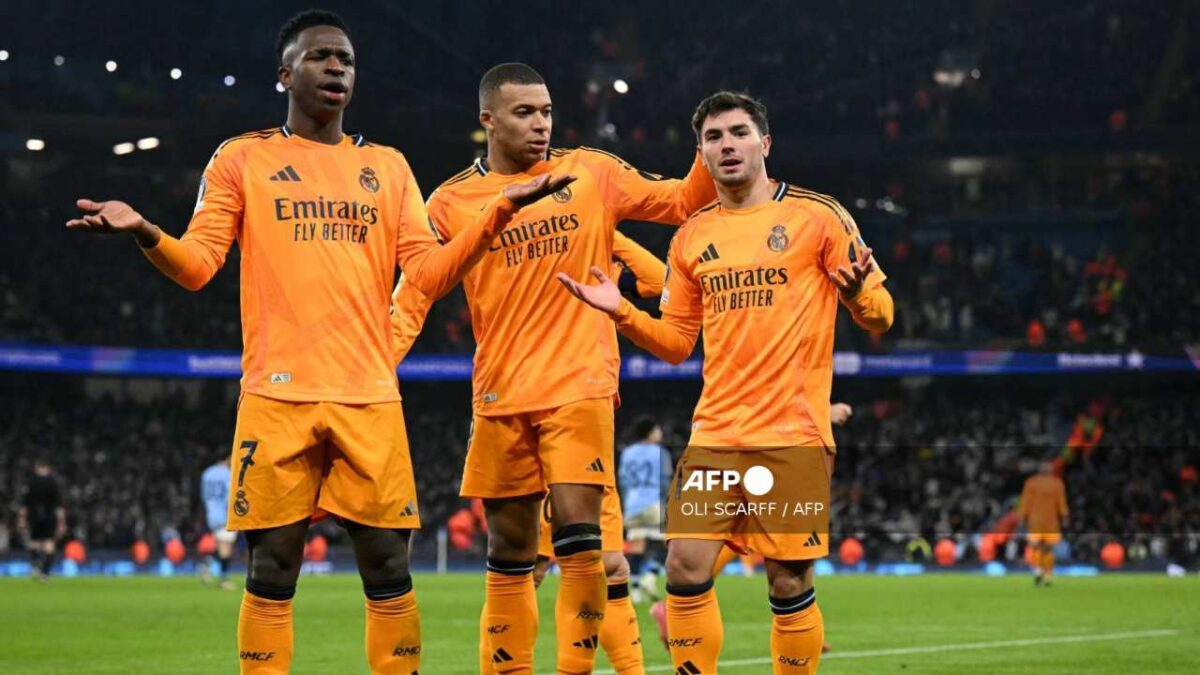 Vinicius, Mbappé y Díaz festejan un gol del Real Madrid contra el Manchester City.