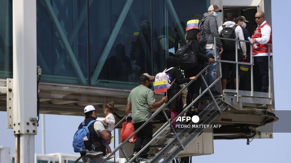 El Gobierno de Estados Unidos informó que a partir de hoy los vuelos con personas deportadas llegarán hasta la frontera de México con Guatemala.