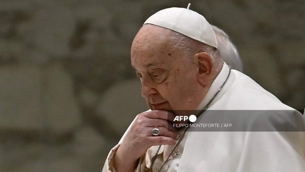 El papa Francisco esta hospitalizado por problemas respiratorios que derivaron en una infección.