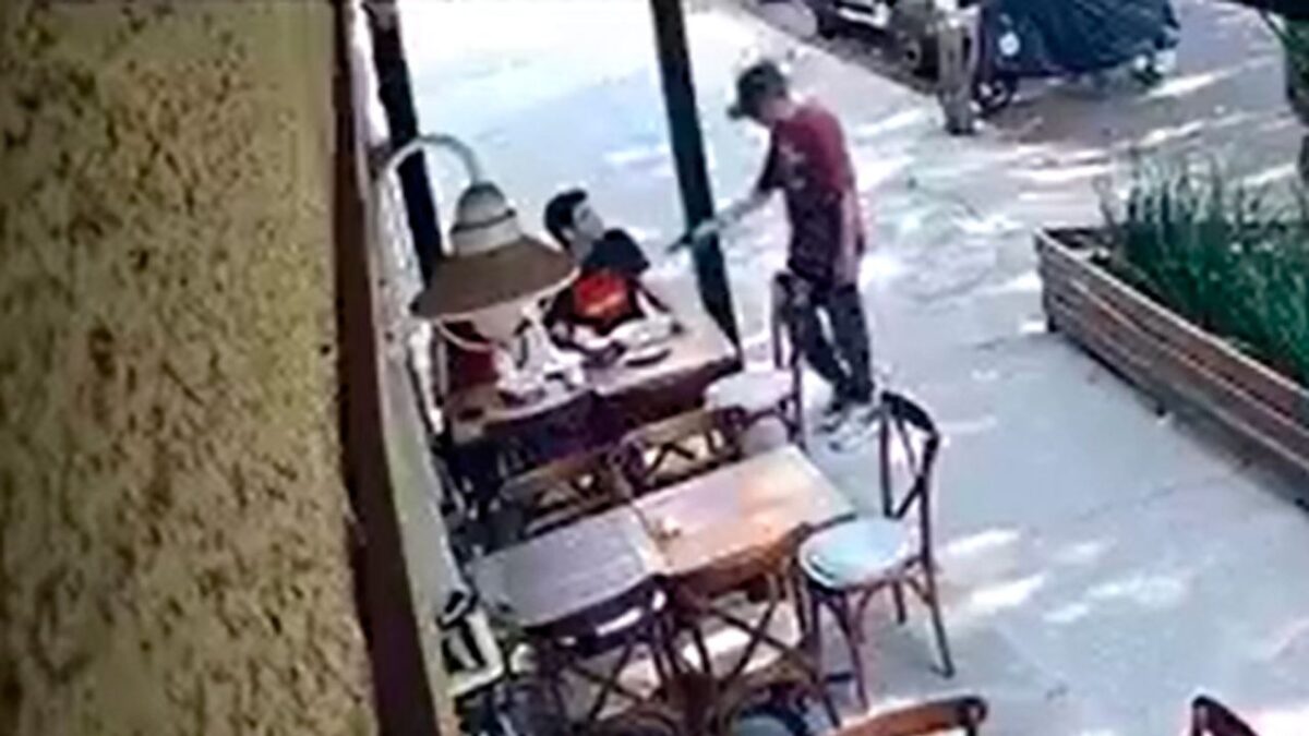 Elementos de la SSC detuvieron a un hombre por su presunta responsabilidad en el asalto a comensales en cafetería de la Colonia Narvarte.