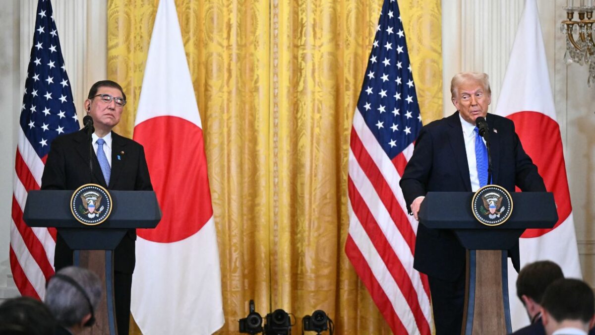 Donald Trump amenazó este viernes a Japón con imponer aranceles para equilibrar el déficit comercial con Estados Unidos pero el primer ministro japonés, Shigeru Ishiba, evitó una guerra comercial abierta haciendo concesiones.