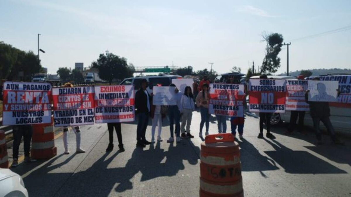 Dueños y trabajadores de barberías y bares se manifestaron en la México-Querétaro.