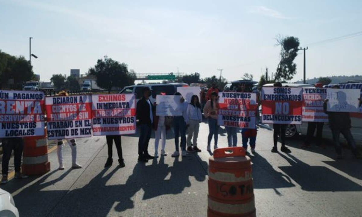 Dueños y trabajadores de barberías y bares se manifestaron en la México-Querétaro.