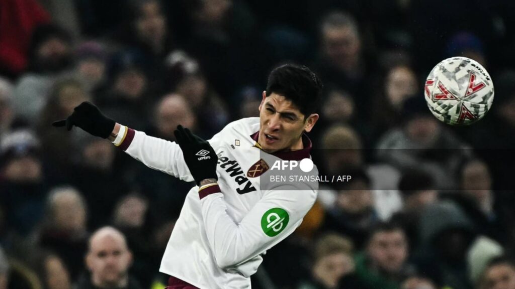 Edson Álvarez cabecea un balón durante un partido de futbol.